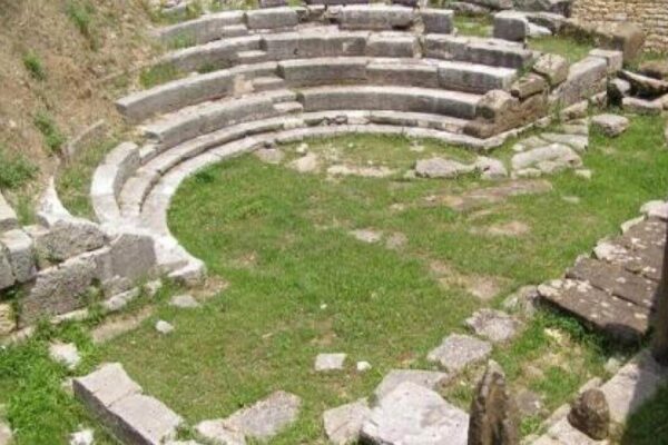 Το θέατρο σύμφωνα με όλες τις ενδείξεις χτίστηκε κατά τη διάρκεια της βασιλείας του Πύρρου, όταν έκανε την Αμβρακία πρωτεύουσα του βασιλείου του και την στόλισε με σημαντικά οικοδομήματα. Το θέατρο δεν κατασκευάστηκε με τη συνήθη πρακτική των αρχαίων Eλλήνων στην πλαγιά κάποιου φυσικού υψώματος, αλλά με επιχωμάτωση. Αυτό ίσως δικαιολογεί και το μικρό του μέγεθος.