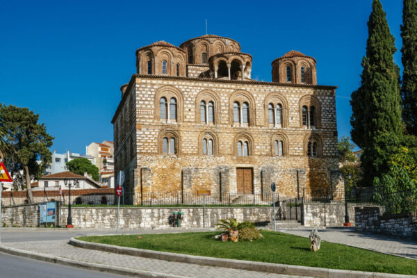 Χτίστηκε τον 13ο αιώνα από τον Νικηφόρο τον Α' Κομνηνό Δούκα, στην ακμή του Δεσποτάτου της Ηπείρου και ανήκει στον οκταγωνικό, σταυροειδή αρχιτεκτονικό τύπο. Ο Ναός φιλοξενεί προσωρινά σημαντική αρχαιολογική συλλογή, με ευρήματα από ολόκληρο το νομό Άρτας. Σήμερα είναι βυζαντινό μουσείο και δεν λειτουργεί ως ναός.